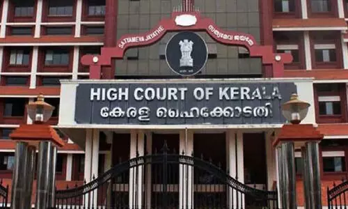 തർക്കത്തിന് താൽക്കാലിക വിരാമം; ഹൗസ്ബോട്ടുകൾ തടയരുതെന്ന് ഹൈകോടതി തർക്കത്തിന് താൽക്കാലിക വിരാമം; ഹൗസ്ബോട്ടുകൾ തടയരുതെന്ന് ഹൈകോടതി