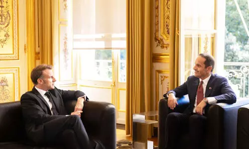 ഫ്ര​ഞ്ച് പ്ര​സി​ഡ​ന്റ് ഖ​ത്ത​ർ പ്ര​ധാ​ന​മ​ന്ത്രി​യു​മാ​യി കൂ​ടി​ക്കാ​ഴ്ച ന​ട​ത്തി