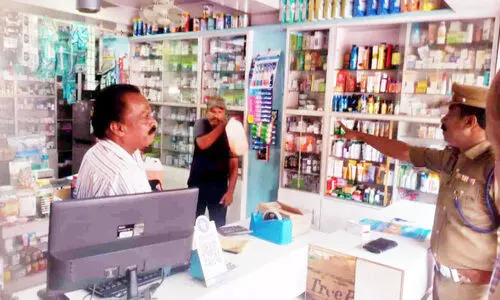 കടക്കുള്ളിൽ കയറി പെട്രോൾ ഒഴിച്ച് ആത്മഹത്യ ഭീഷണി