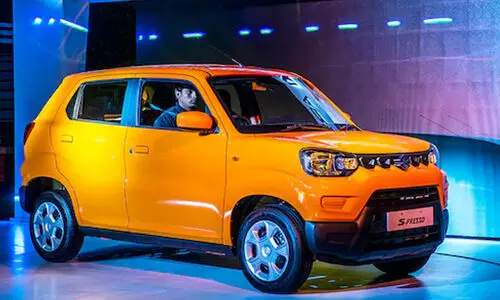 ചെറിയ കാറുകളുടെ വിൽപന ഇടിഞ്ഞു; ഇരുചക്രവാഹന യാത്രക്കാരെ ചാക്കിടാൻ മാരുതി