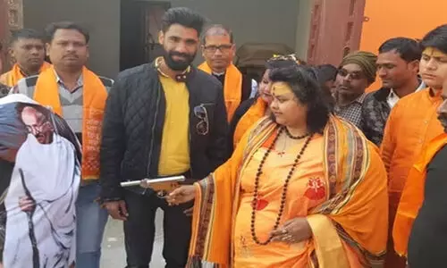 ഗാന്ധി ചിത്രത്തിന് നേ​രെ വെടിയുതിർത്ത ഹിന്ദുത്വനേതാവ് കൊലപാതക കേസിൽ അറസ്റ്റിൽ