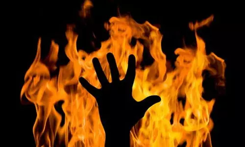 ഓൺലൈൻ ട്രേഡിൽ 50 ലക്ഷം കടമായി, പണത്തിനായി സ്വർണാഭരണങ്ങൾ തട്ടിയെടുത്ത് അയൽവാസിയുടെ വീടിന് തീയിട്ട സ്ത്രീ അറസ്റ്റിൽ