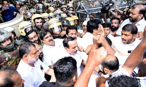 പേരാമ്പ്ര പൊലീസ് ലാത്തിച്ചാർജ്: സംഘർഷത്തിൽ കലാശിച്ച് എൽ.ഡി.എഫ്, യു.ഡി.എഫ് പ്രകടനങ്ങൾ