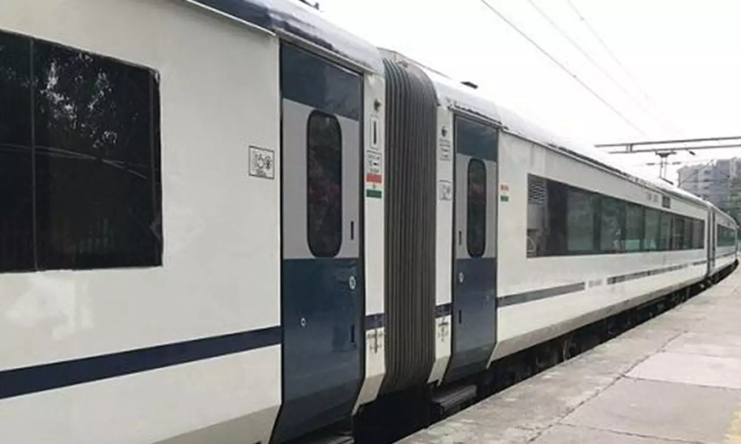 യാത്രക്കാരിയെ സഹായിക്കാൻ വന്ദേഭാരതിൽ നിന്നിറങ്ങി ഋഷിരാജ്; ഡോർ അടഞ്ഞതോടെ തിരികെ കയറാനാകാതെ കുടുങ്ങി