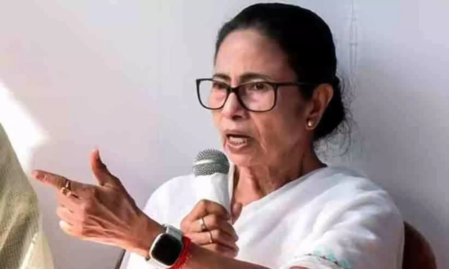 തന്റെ വാക്കുകൾ വളച്ചൊടിക്കപ്പെട്ടുവെന്ന് മമത, ഇത്തരം രാഷ്ട്രീയത്തിന് മുതിരരുതെന്നും മുന്നറിയിപ്പ്, വിശദീകരണം വിമർശനം കടുക്കുന്നതിനിടെ