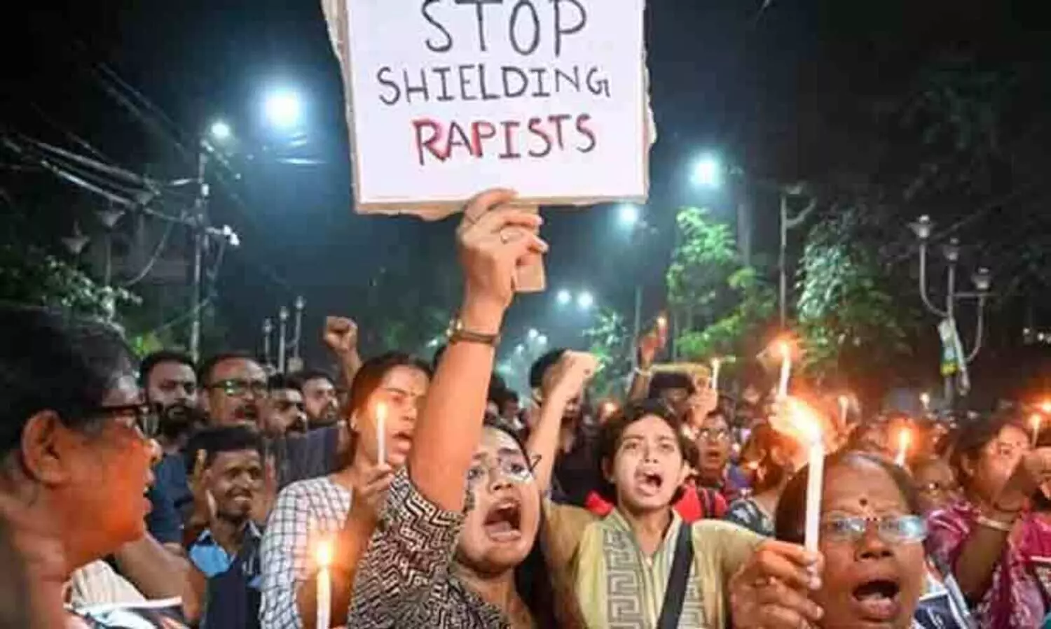 ‘അവളുടെയും ഞങ്ങളുടെയും ജീവന് ഭീഷണിയുണ്ട്, ഒഡീഷയിലേക്ക് മാറ്റണം,’ അഭ്യർഥനയുമായി ദുർഗാപൂർ ബലാത്സംഗ കേസിലെ അതിജീവിതയുടെ കുടുംബം