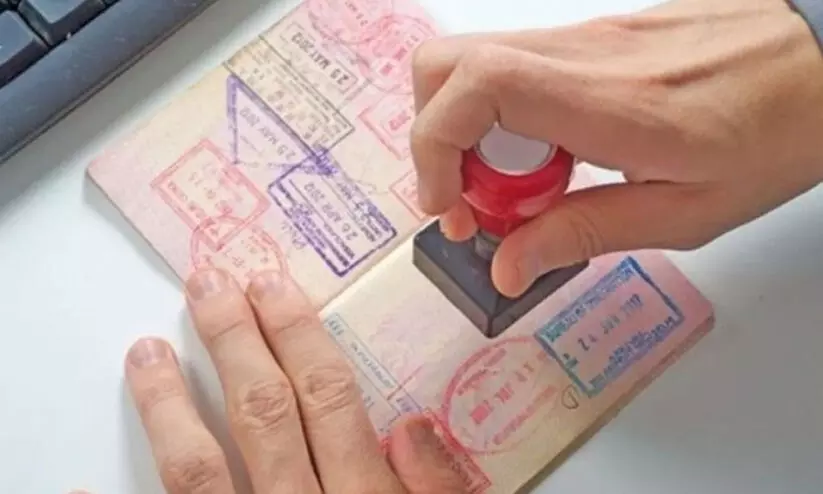 ഒമാനിൽ കുടുംബ വിസ പുതുക്കാൻ ഇനി കൂടുതൽ രേഖകൾ വേണം ഒമാനിൽ കുടുംബ വിസ പുതുക്കാൻ ഇനി കൂടുതൽ രേഖകൾ വേണം