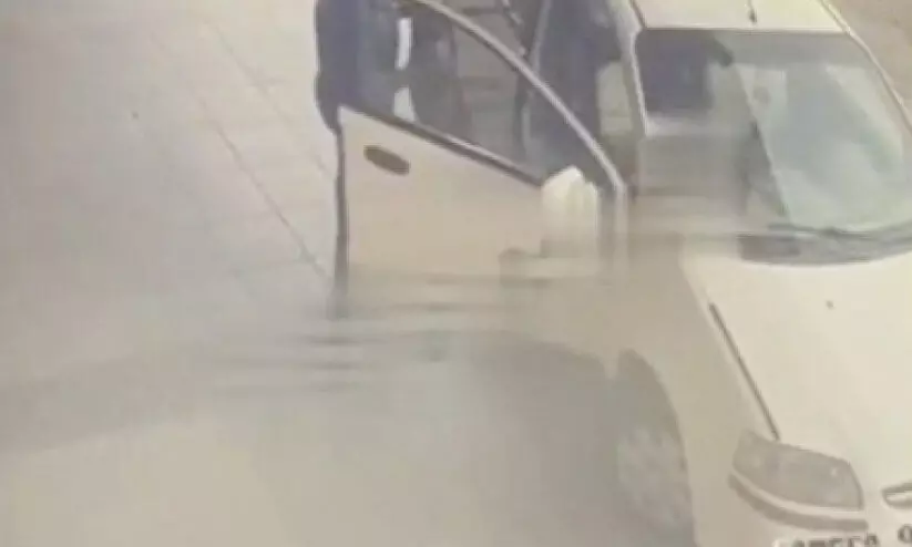 കാ​റി​ലെ​ത്തി ക​സേ​ര മോ​ഷ്ടി​ച്ച പ്ര​വാ​സി കാ​മ​റ​യി​ൽ കു​ടു​ങ്ങി