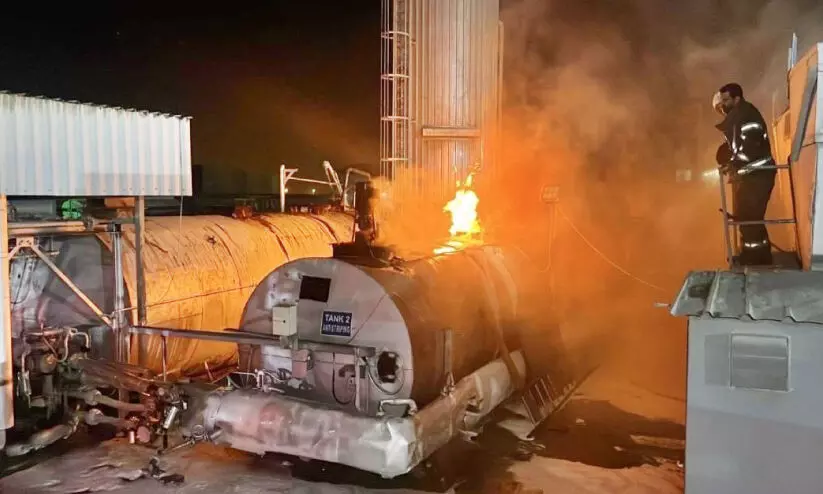 ഷദാദിയയിൽ കോൺക്രീറ്റ് ഫാക്ടറിയിൽ തീപിടിച്ചു ഷദാദിയയിൽ കോൺക്രീറ്റ് ഫാക്ടറിയിൽ തീപിടിച്ചു