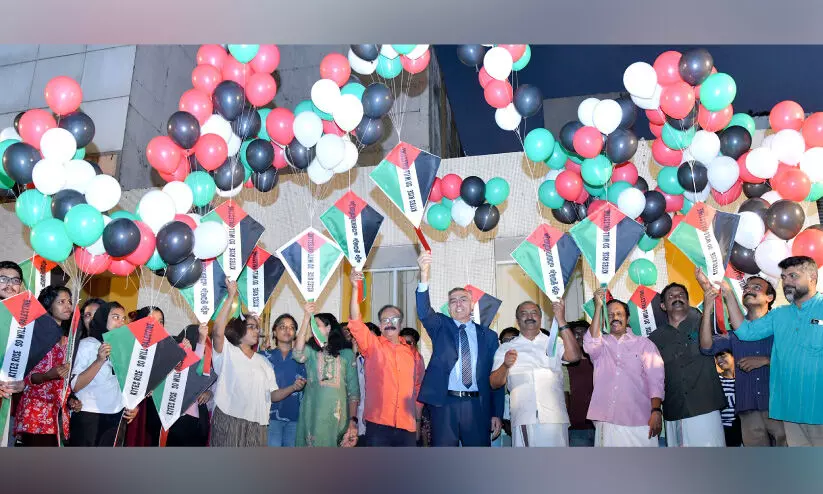 വാ​ർ​ത്താ വ​ഴി​യി​ൽ പാ​തി​മു​റി​ച്ച ത​ണ്ണി​മ​ത്ത​ൻ