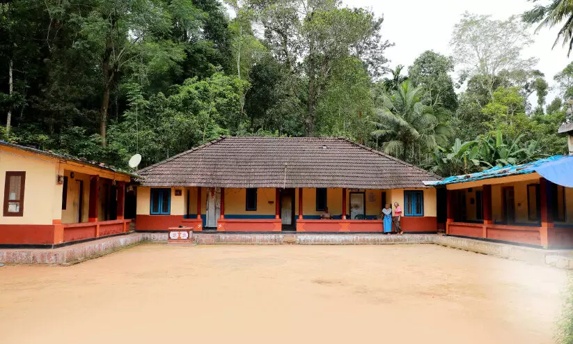 നടുവിൽ മുറ്റത്ത് നടുവിൽ മുറ്റത്ത്