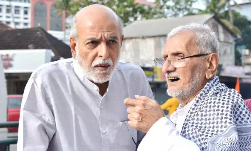 കൊച്ചിയിൽ ഗസ്സ അനുകൂല സമ്മേളനത്തിൽ പെങ്കടുക്കാനെത്തിയ ശശികുമാർ എൻ.എസ്. മാധവനോടൊപ്പം