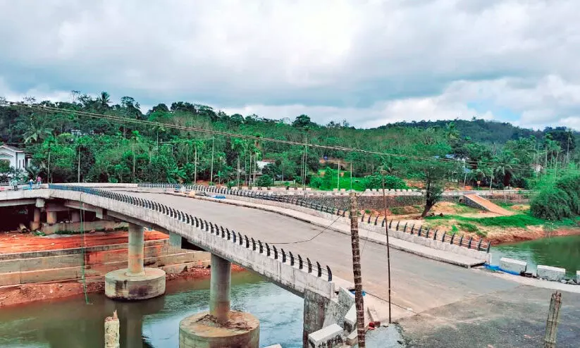 പു​ലി​ക്കാ​ട്ടു ക​ട​വ് പാ​ലം നി​ർ​മാ​ണം അ​ന്തി​മ​ഘ​ട്ട​ത്തി​ൽ