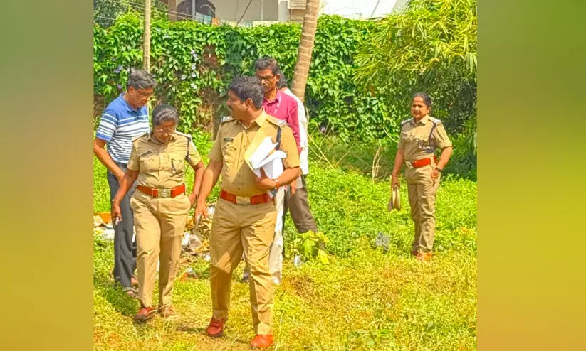 മാ​ലി​ന്യം വ​ലി​ച്ചെ​റി​ഞ്ഞു; ഏ​ഴ് സ്ഥാ​പ​ന​ങ്ങ​ൾ​ക്ക് പി​ഴ