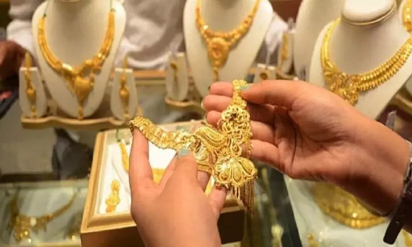 സ്വർണം വിൽക്കണോ വാങ്ങണോ? മ്യൂച്ച്വൽ ഫണ്ട് മേധാവി പറയുന്നത് നോക്കൂ സ്വർണം വിൽക്കണോ വാങ്ങണോ? മ്യൂച്ച്വൽ ഫണ്ട് മേധാവി പറയുന്നത് നോക്കൂ