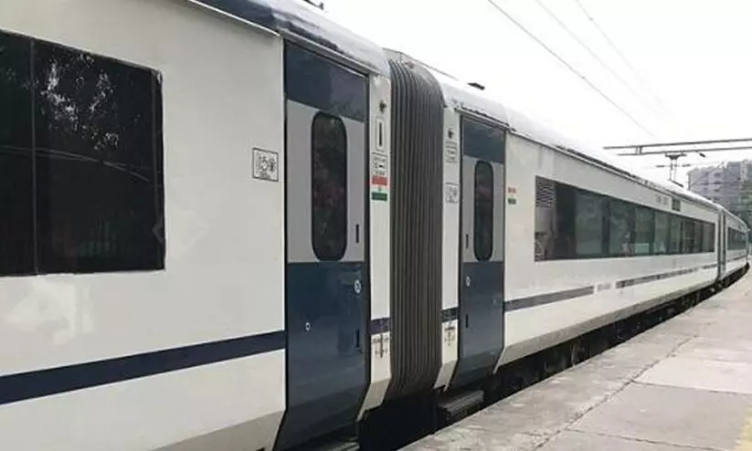 യാത്രക്കാരിയെ സഹായിക്കാൻ വന്ദേഭാരതിൽ നിന്നിറങ്ങി ഋഷിരാജ്; ഡോർ അടഞ്ഞതോടെ തിരികെ കയറാനാകാതെ കുടുങ്ങി