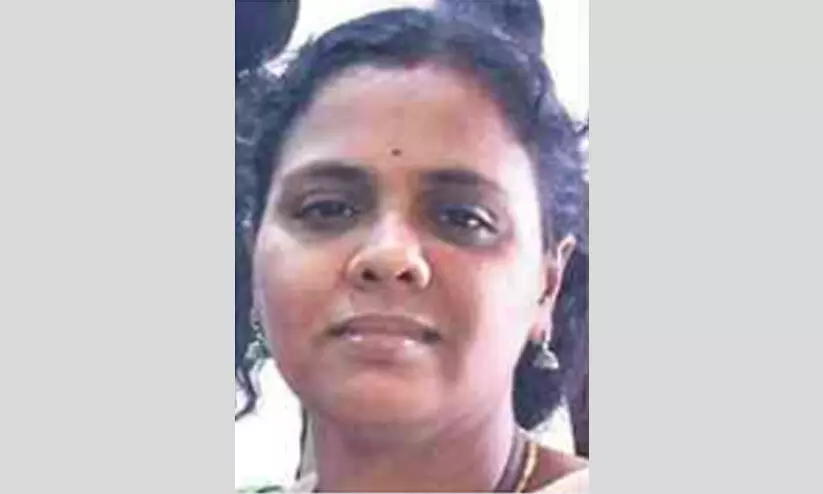 ഭർത്താവിനൊപ്പം സ്കൂട്ടറിൽ സഞ്ചരിക്കവെ ബസിനടിയിലേക്ക് വീണ് യുവതിക്ക് ദാരുണാന്ത്യം