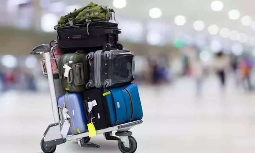 നെടുമ്പാശ്ശേരിയിലെത്തിയ യാത്രക്കാർക്ക് ലഗേജ് കൈമാറിയില്ല; വിമാനത്താവളത്തിൽ പ്രതിഷേധം നെടുമ്പാശ്ശേരിയിലെത്തിയ യാത്രക്കാർക്ക് ലഗേജ് കൈമാറിയില്ല; വിമാനത്താവളത്തിൽ പ്രതിഷേധം