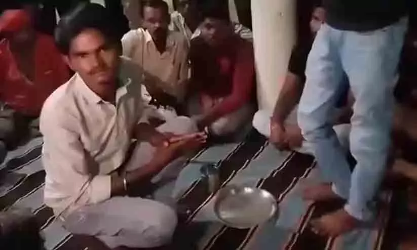 ദളിത് യുവാവിനെ ബ്രാഹ്മണന്റെ കാലുകഴുകിച്ച് വെള്ളം കുടിപ്പിച്ചു, ദൃശ്യങ്ങൾ സമൂഹമാധ്യമങ്ങളിൽ പങ്കുവെച്ചു, ‘ശിക്ഷ’ വൈറലായതിന് പിന്നാലെ കേസെടുത്ത് അധികൃതർ