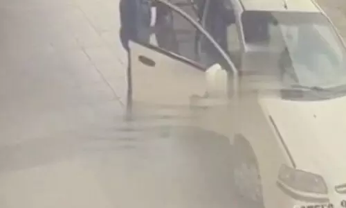 കാ​റി​ലെ​ത്തി ക​സേ​ര മോ​ഷ്ടി​ച്ച പ്ര​വാ​സി കാ​മ​റ​യി​ൽ കു​ടു​ങ്ങി