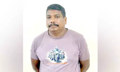 വാറ്റുചാരായവുമായി പിടിയില് വാറ്റുചാരായവുമായി പിടിയില്