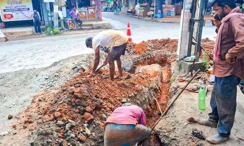 പൊ​ടി​ശ​ല്യ​ത്തി​ന് പ​രി​ഹാ​രം; മ​ങ്ക​ട​യി​ൽ പൈ​പ്പ് മാ​റ്റ​ൽ പ്ര​വൃ​ത്തി തു​ട​ങ്ങി