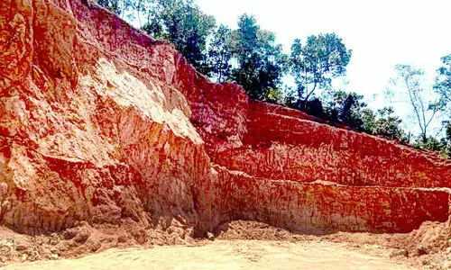 ചെറുന്നിയൂരില്‍ കുന്നിടിച്ച് വ്യാപക മണ്ണുകടത്ത്