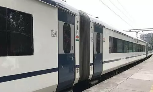 യാത്രക്കാരിയെ സഹായിക്കാൻ വന്ദേഭാരതിൽ നിന്നിറങ്ങി ഋഷിരാജ്; ഡോർ അടഞ്ഞതോടെ തിരികെ കയറാനാകാതെ കുടുങ്ങി