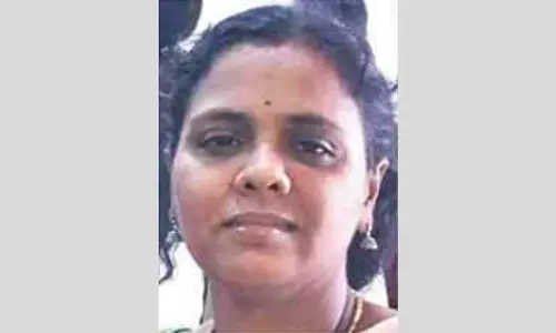 ഭർത്താവിനൊപ്പം സ്കൂട്ടറിൽ സഞ്ചരിക്കവെ ബസിനടിയിലേക്ക് വീണ് യുവതിക്ക് ദാരുണാന്ത്യം