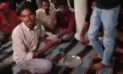 ദളിത് യുവാവിനെ ബ്രാഹ്മണന്റെ കാലുകഴുകിച്ച് വെള്ളം കുടിപ്പിച്ചു, ദൃശ്യങ്ങൾ സമൂഹമാധ്യമങ്ങളിൽ പങ്കുവെച്ചു, ‘ശിക്ഷ’ വൈറലായതിന് പിന്നാലെ കേസെടുത്ത് അധികൃതർ