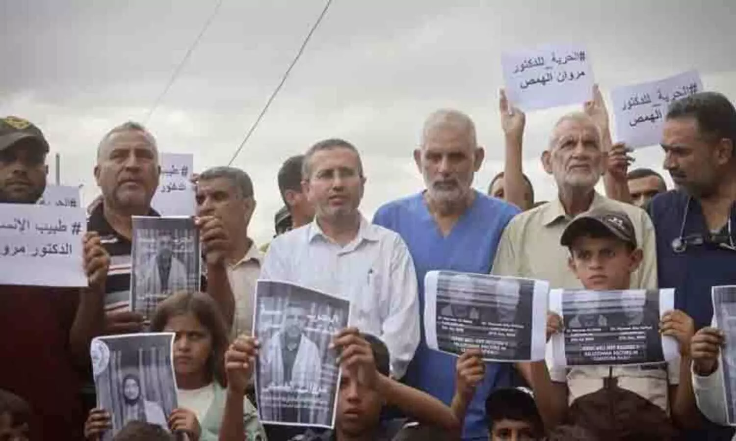 ‘എന്നെയും മകനെയും ഒന്നിച്ചാണ് പിടികൂടിയത്, രണ്ടുവർഷമായി നേരിൽ കണ്ടിട്ട്.. സന്തോഷത്താൽ എനിക്കിന്ന് സംസാരിക്കാൻ കഴിയുന്നില്ല’ -ഇസ്രായേൽ തടവറയിൽനിന്ന് മകൻ സ്വതന്ത്രനാകുന്നതിന്റെ ആഹ്ലാദത്തിൽ പിതാവ്