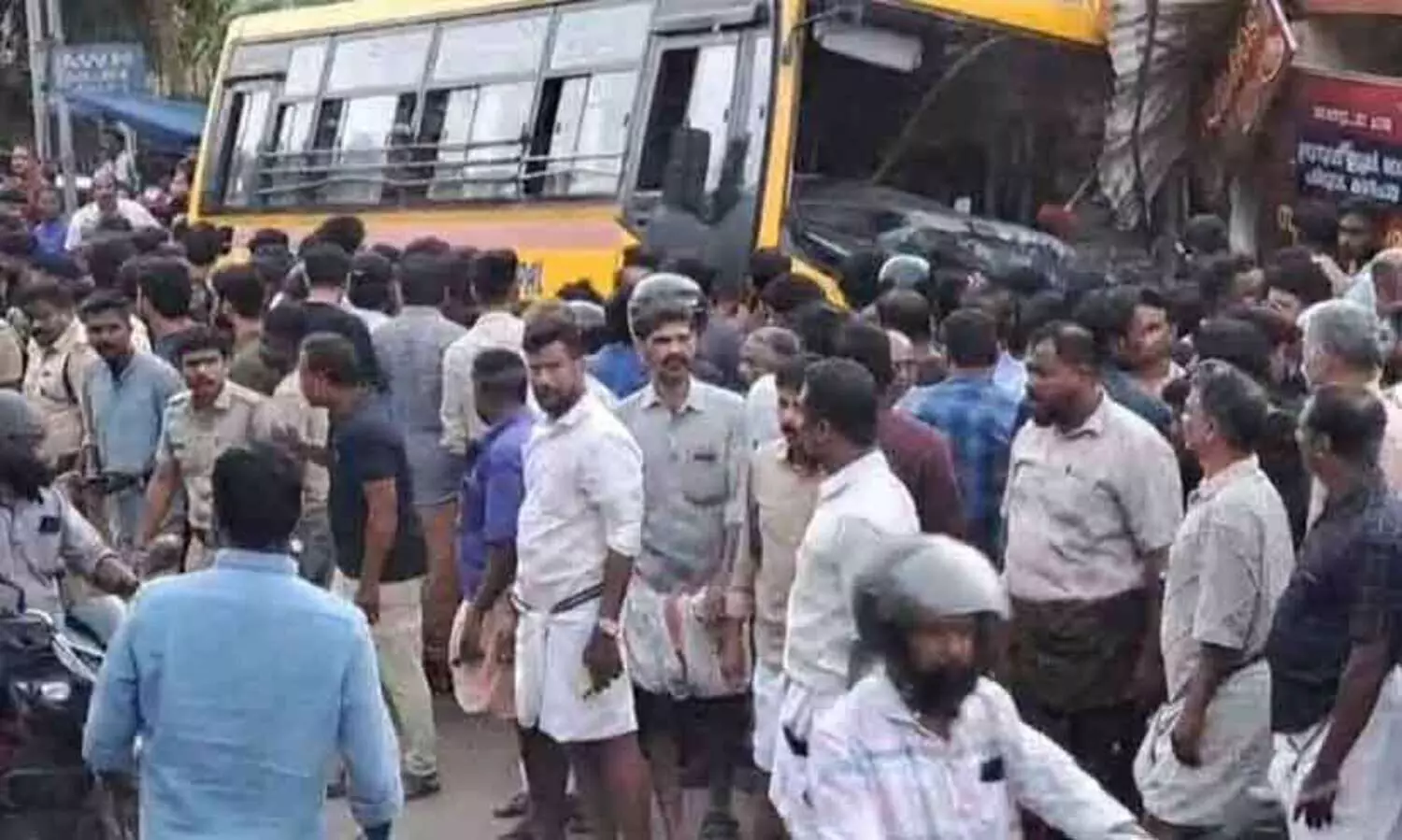 എടപ്പാളിൽ സ്കൂൾ ബസ് നിയന്ത്രണം വിട്ട് കടയിലേക്ക് ഇടിച്ചുകയറി; ഒരാൾ മരിച്ചു, നാല് പേർക്ക് പരിക്ക്, ഒരു വിദ്യാർഥിയുടെ നിലഗുരുതരം