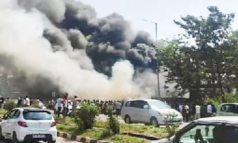 ആ​ക്രി​ക്ക​ട​യി​ൽ തീ​പി​ടി​ത്തം: ല​ക്ഷ​ങ്ങ​ൾ ന​ഷ്ടം; ഗ​താ​ഗ​ത സ്തം​ഭ​നം