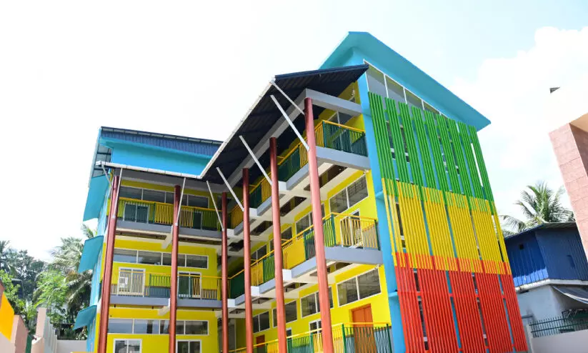 അൽപ്പം കൂളാകാം; ഉ​ദ്ഘാ​ട​ന​ത്തി​നൊ​രു​ങ്ങി മു​ട്ടി​പ്പ​ടി​യി​ലെ ശീ​തി​ക​രി​ച്ച സ്കൂ​ൾ കെ​ട്ടി​ടം