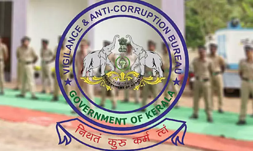 അന്വേഷണം നേരിടുന്ന ജീവനക്കാർ ഇപ്പോഴും ജനസമ്പർക്കമുള്ള ഓഫിസുകളിൽ അന്വേഷണം നേരിടുന്ന ജീവനക്കാർ ഇപ്പോഴും ജനസമ്പർക്കമുള്ള ഓഫിസുകളിൽ