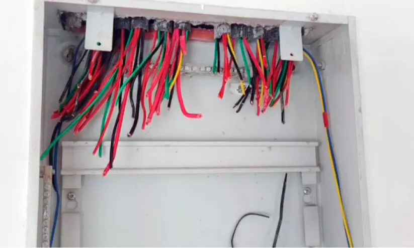 വീ​ടി​ന്‍റെ വൈ​ദ്യു​തി വ​യ​റു​ക​ൾ മു​റി​ച്ച് സാ​മൂ​ഹി​ക വി​രു​ദ്ധ​ർ