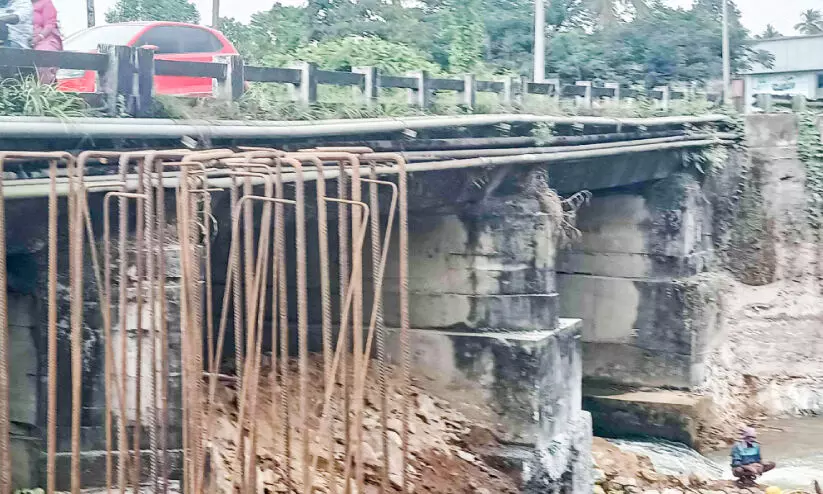പെരുമറ്റം പാലം നവീകരണം ആരംഭിച്ചു; രണ്ടുവരി ഗതാഗതം സുഗമമാകും പെരുമറ്റം പാലം നവീകരണം ആരംഭിച്ചു; രണ്ടുവരി ഗതാഗതം സുഗമമാകും