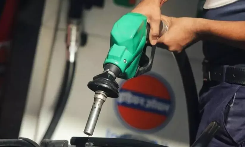 മാഹിയിൽനിന്ന് ഡീസലും പെട്രോളും ജില്ലയിലേക്ക് ഒഴുകുന്നു മാഹിയിൽനിന്ന് ഡീസലും പെട്രോളും ജില്ലയിലേക്ക് ഒഴുകുന്നു