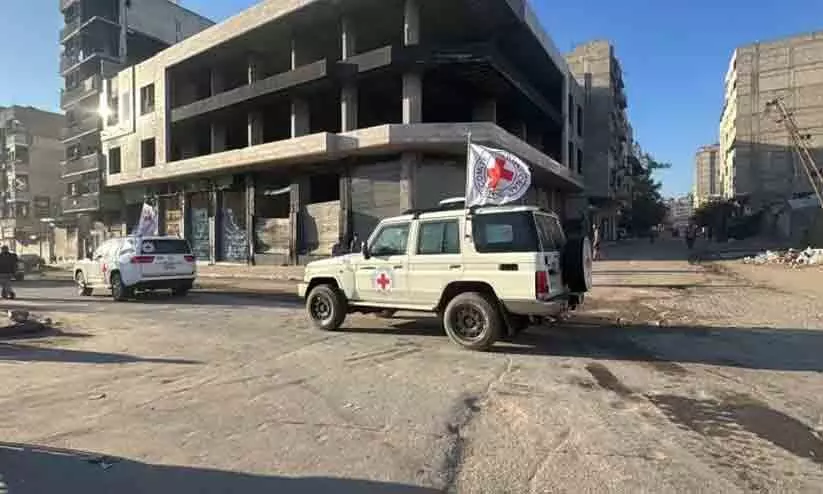 ഹമാസ് വിട്ടയച്ച ഏഴ് തടവുകാരെ ഇസ്രായേൽ സൈന്യത്തിന് കൈമാറി ഹമാസ് വിട്ടയച്ച ഏഴ് തടവുകാരെ ഇസ്രായേൽ സൈന്യത്തിന് കൈമാറി