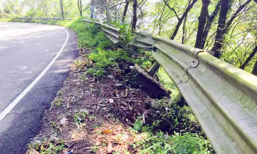 അനാസ്ഥ തുടർന്ന് അനധികൃതർ; അപകടത്തിൽ തകർന്ന ക്രാഷ് ബാരിയറുകൾ ഇതുവരെ ശരിയാക്കിയില്ല