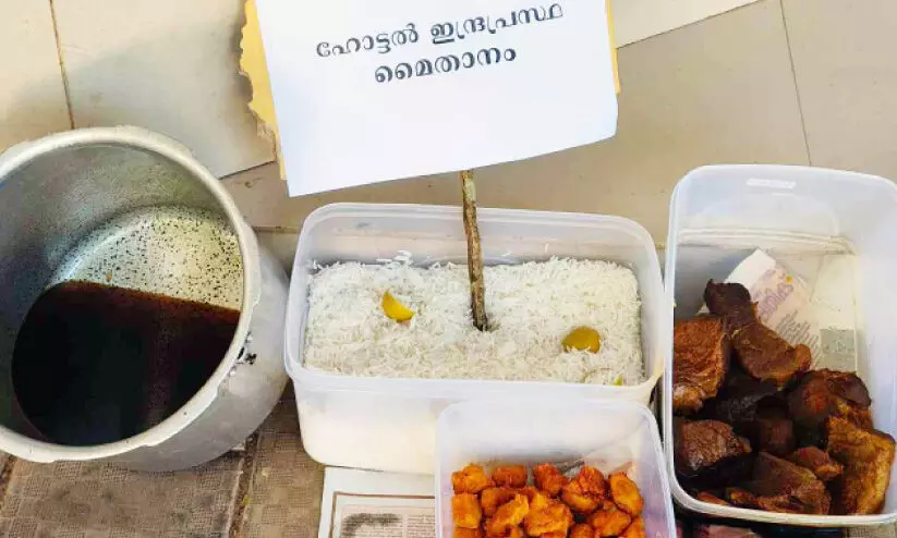 പ്ലാസ്റ്റിക് കവറുകളിലും കപ്പുകളിലും ഭക്ഷണം; പിടിച്ചെടുത്ത് നഗരസഭ പ്ലാസ്റ്റിക് കവറുകളിലും കപ്പുകളിലും ഭക്ഷണം; പിടിച്ചെടുത്ത് നഗരസഭ