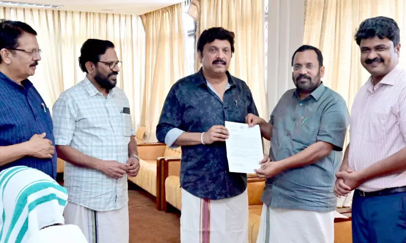 കെ.എസ്.ആർ.ടി.സി ഡബിൾ ഡെക്കർ ബസ് തൃശൂരിലേക്കും കെ.എസ്.ആർ.ടി.സി ഡബിൾ ഡെക്കർ ബസ് തൃശൂരിലേക്കും