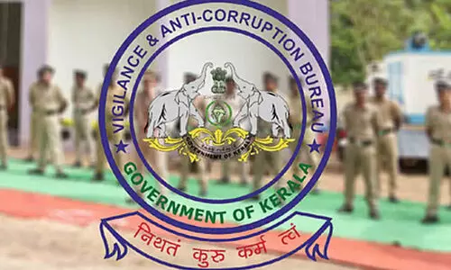 അ​ന്വേ​ഷ​ണം നേ​രി​ടു​ന്ന ജീ​വ​ന​ക്കാർ ഇപ്പോ​ഴും ജ​ന​സ​മ്പ​ർ​ക്ക​മു​ള്ള ഓ​ഫി​സു​ക​ളി​ൽ