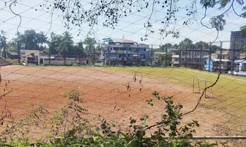 സ്റ്റേഡിയം ടർഫാക്കൽ; നിർമാണവുമായി നഗരസഭ മുന്നോട്ട്, തടയാനുറച്ച് കായികപ്രേമികൾ