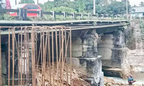 പെരുമറ്റം പാലം നവീകരണം ആരംഭിച്ചു; രണ്ടുവരി ഗതാഗതം സുഗമമാകും പെരുമറ്റം പാലം നവീകരണം ആരംഭിച്ചു; രണ്ടുവരി ഗതാഗതം സുഗമമാകും