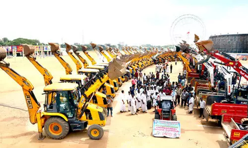 ആശ്രാമത്ത്​ മണ്ണുമാന്തികളുടെ കൂറ്റൻ റാലി