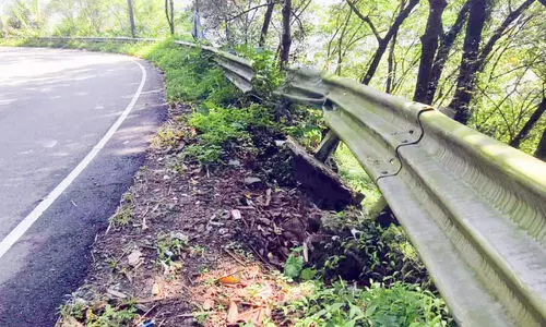 അനാസ്ഥ തുടർന്ന് അനധികൃതർ; അപകടത്തിൽ തകർന്ന ക്രാഷ് ബാരിയറുകൾ ഇതുവരെ ശരിയാക്കിയില്ല
