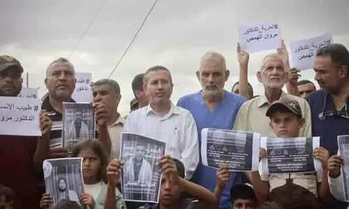 ‘എന്നെയും മകനെയും ഒന്നിച്ചാണ് പിടികൂടിയത്, രണ്ടുവർഷമായി നേരിൽ കണ്ടിട്ട്.. സന്തോഷത്താൽ എനിക്കിന്ന് സംസാരിക്കാൻ കഴിയുന്നില്ല’ -ഇസ്രായേൽ തടവറയിൽനിന്ന് മകൻ സ്വതന്ത്രനാകുന്നതിന്റെ ആഹ്ലാദത്തിൽ പിതാവ്