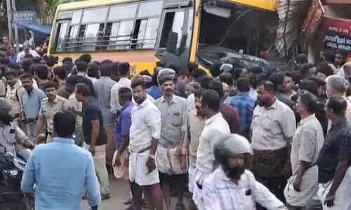 എടപ്പാളിൽ സ്കൂൾ ബസ് നിയന്ത്രണം വിട്ട് കടയിലേക്ക് ഇടിച്ചുകയറി; ഒരാൾ മരിച്ചു, നാല് പേർക്ക് പരിക്ക്, ഒരു വിദ്യാർഥിയുടെ നിലഗുരുതരം എടപ്പാളിൽ സ്കൂൾ ബസ് നിയന്ത്രണം വിട്ട് കടയിലേക്ക് ഇടിച്ചുകയറി; ഒരാൾ മരിച്ചു, നാല് പേർക്ക് പരിക്ക്, ഒരു വിദ്യാർഥിയുടെ നിലഗുരുതരം