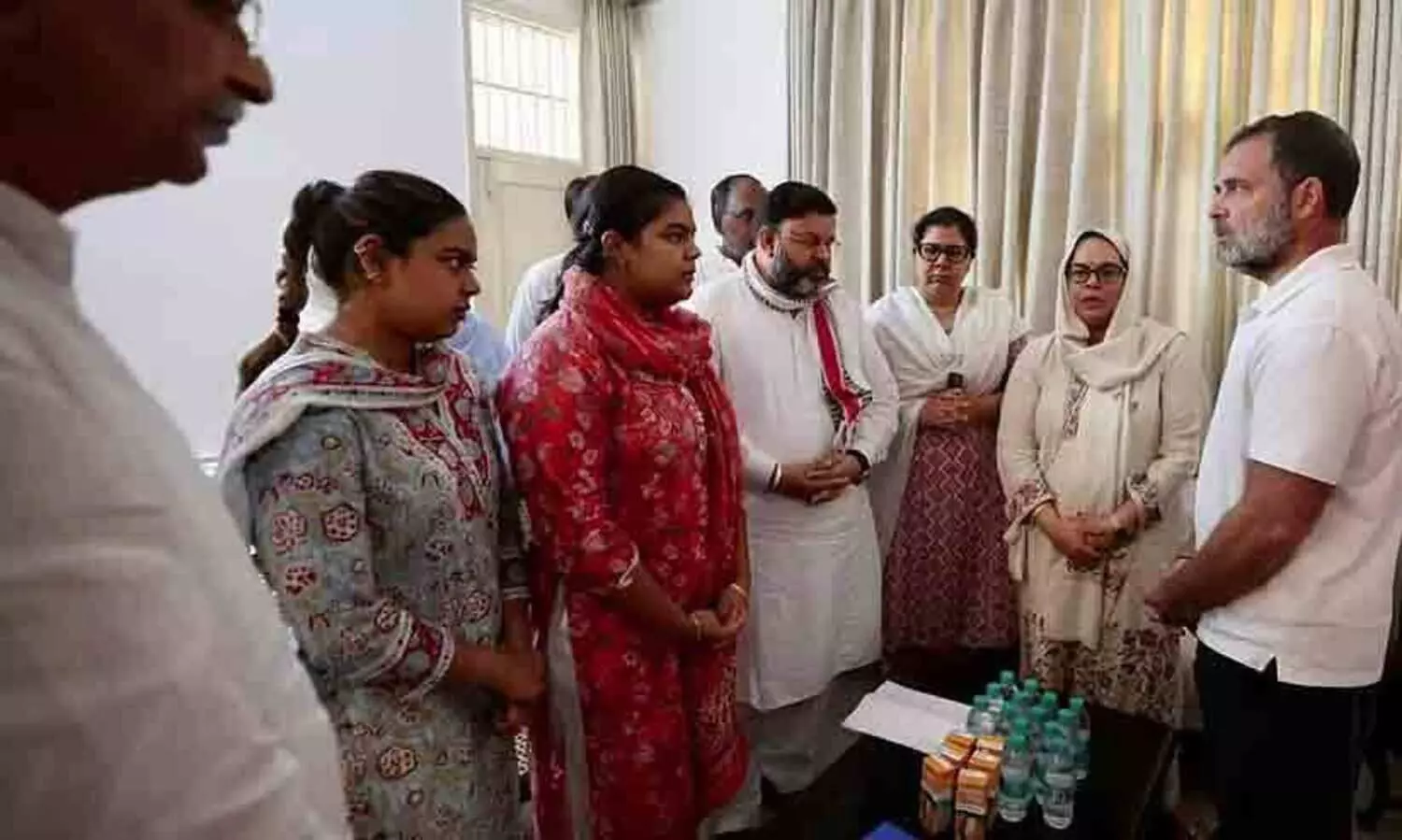 ഹരിയാനയിൽ ആത്മഹത്യ ചെയ്ത ദലിത് ഐ.പി.എസ് ഓഫിസറുടെ കുടുംബത്തെ സന്ദർശിച്ച് രാഹുൽ ഗാന്ധി